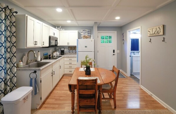 Refrigerador, microondas, horno, placa de cocina