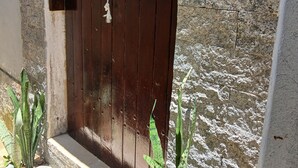 A wooden door with a metal handle and a keyhole, set in a stone wall with a stone floor. - Beach house in Ilha Grande - Angra dos Reis - your perfect vacation on the island  (Provetá Angra dos Reis)