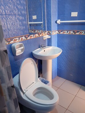 Shower, free toiletries, towels, soap - hostel Inkas Dreams Puno (Puno)