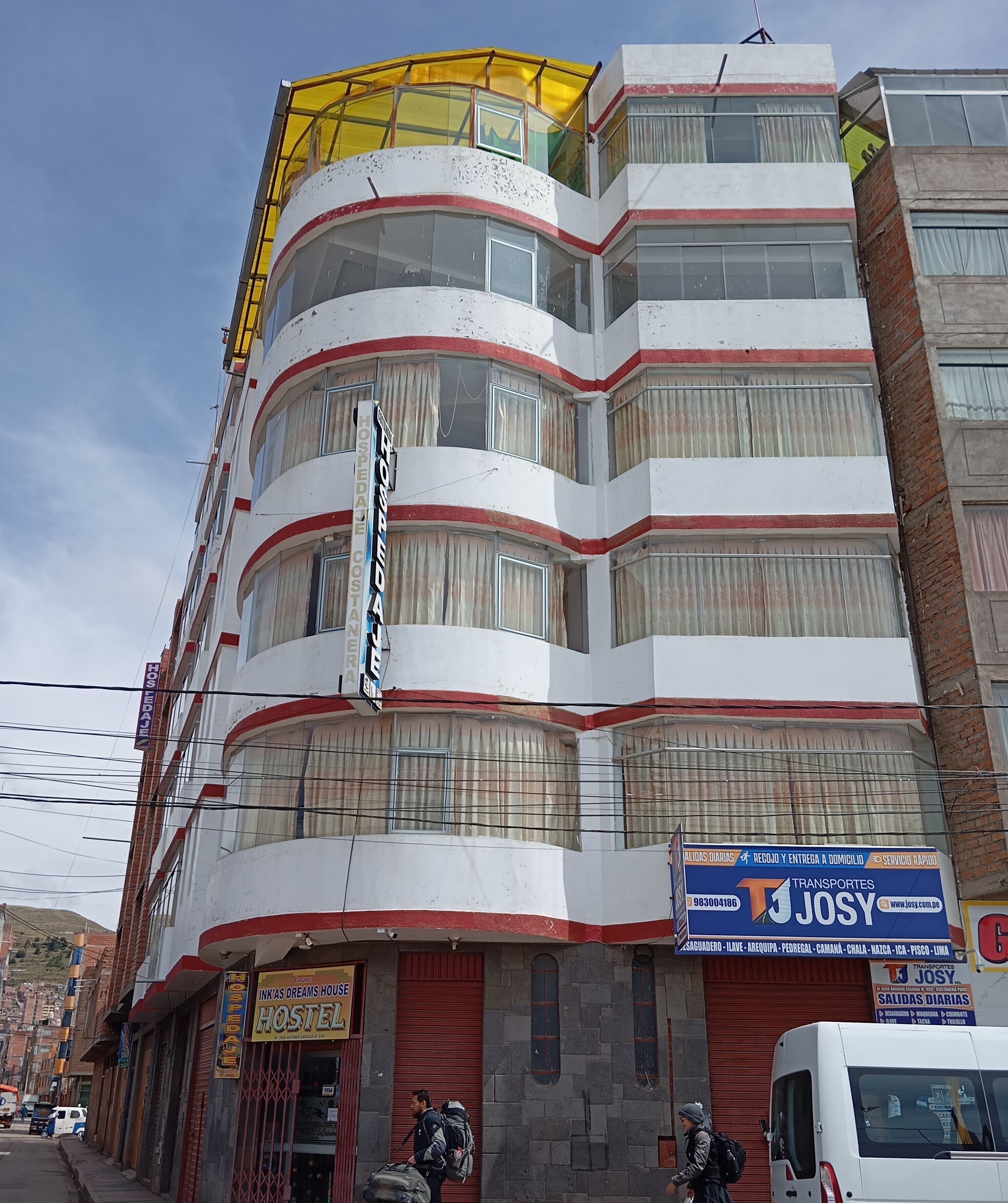 Vista frontal de la propiedad