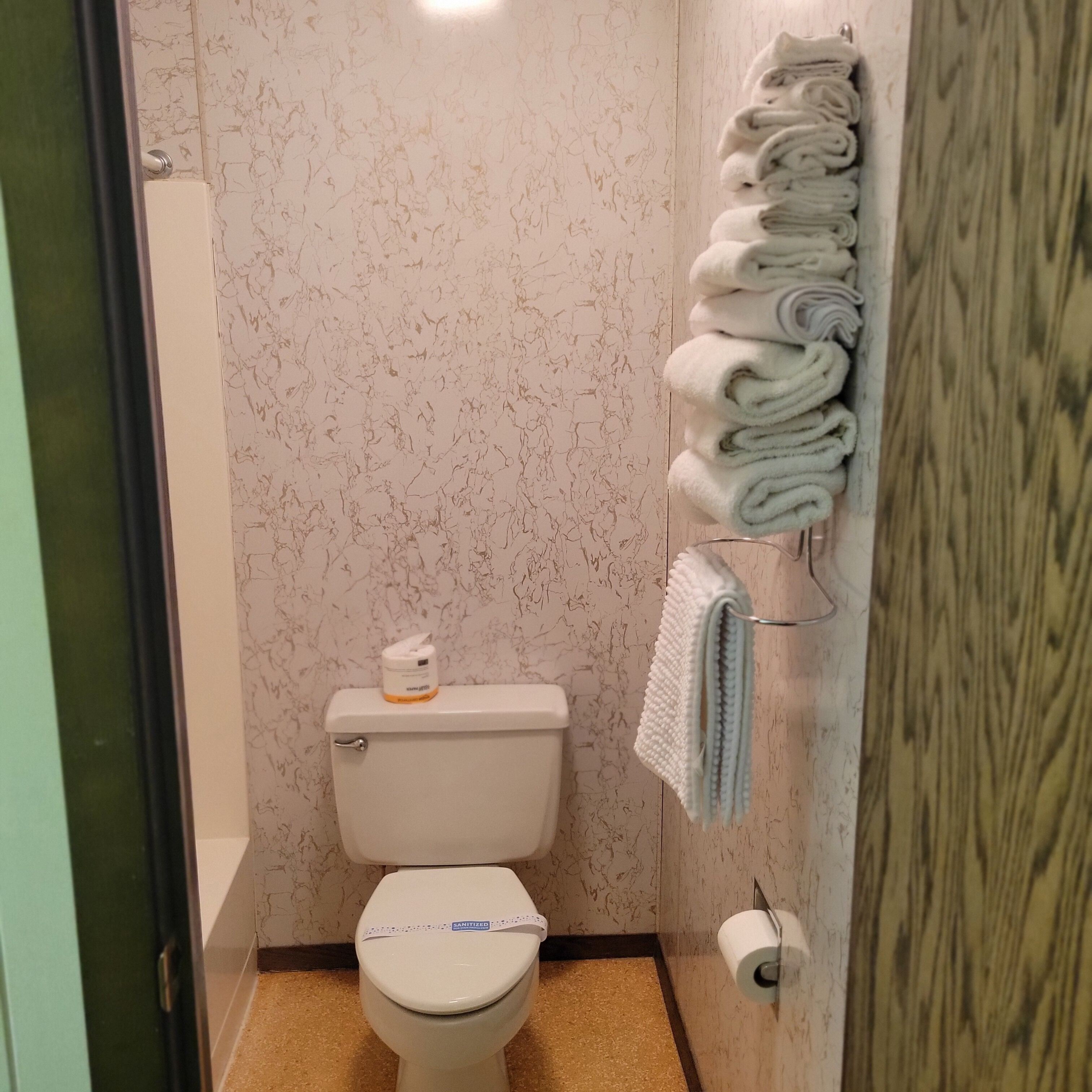 Een bad/douchecombinatie, gratis toiletartikelen, een haardroger