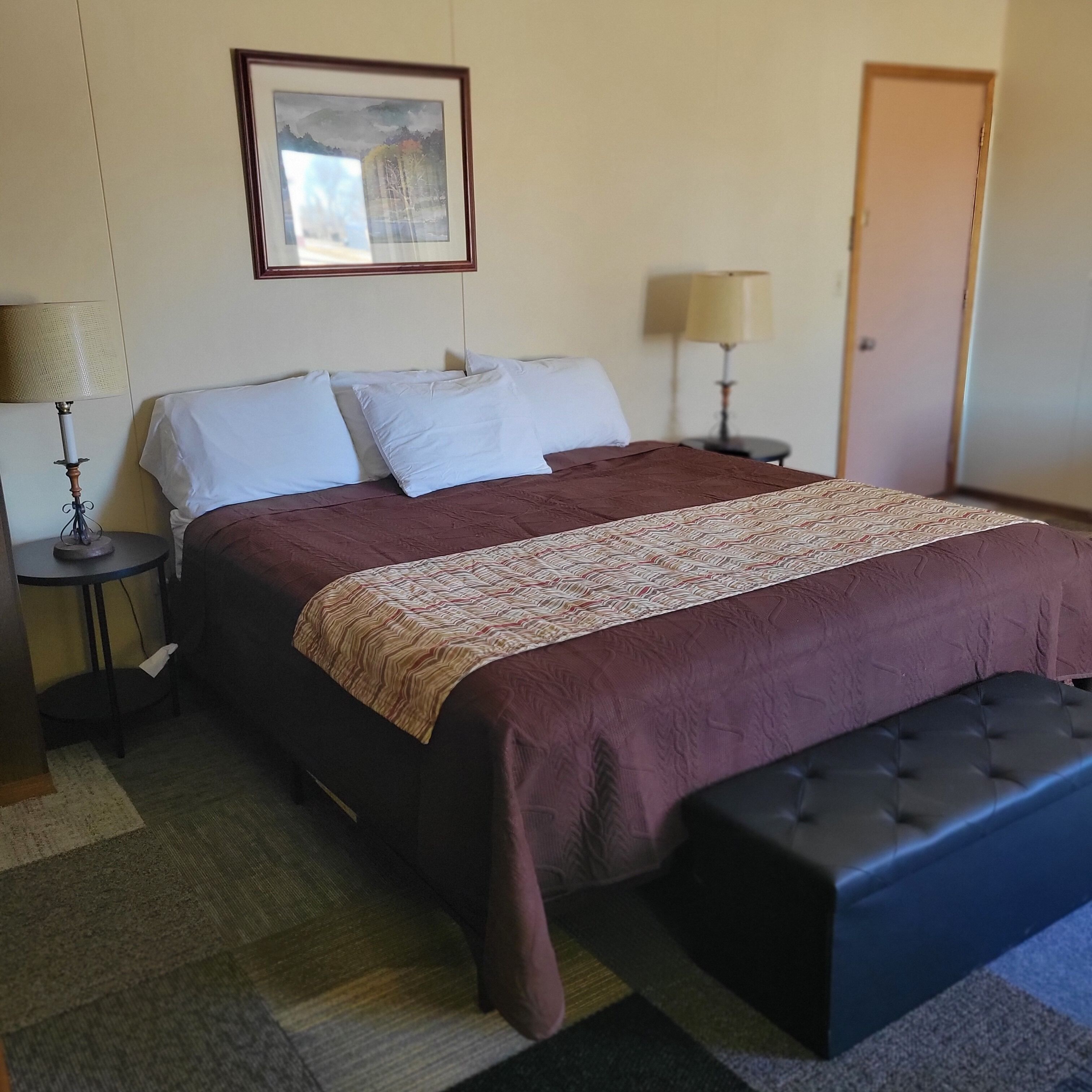 مكتب ومساحة عمل للكمبيوتر المحمول وواي فاي مجانًا