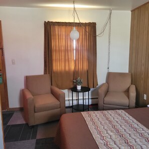 Family Room | Individually furnished, desk, laptop workspace, free WiFi - Amaris Inn (Redfield)