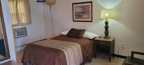 Desk, laptop workspace, free WiFi - Amaris Inn (Redfield)