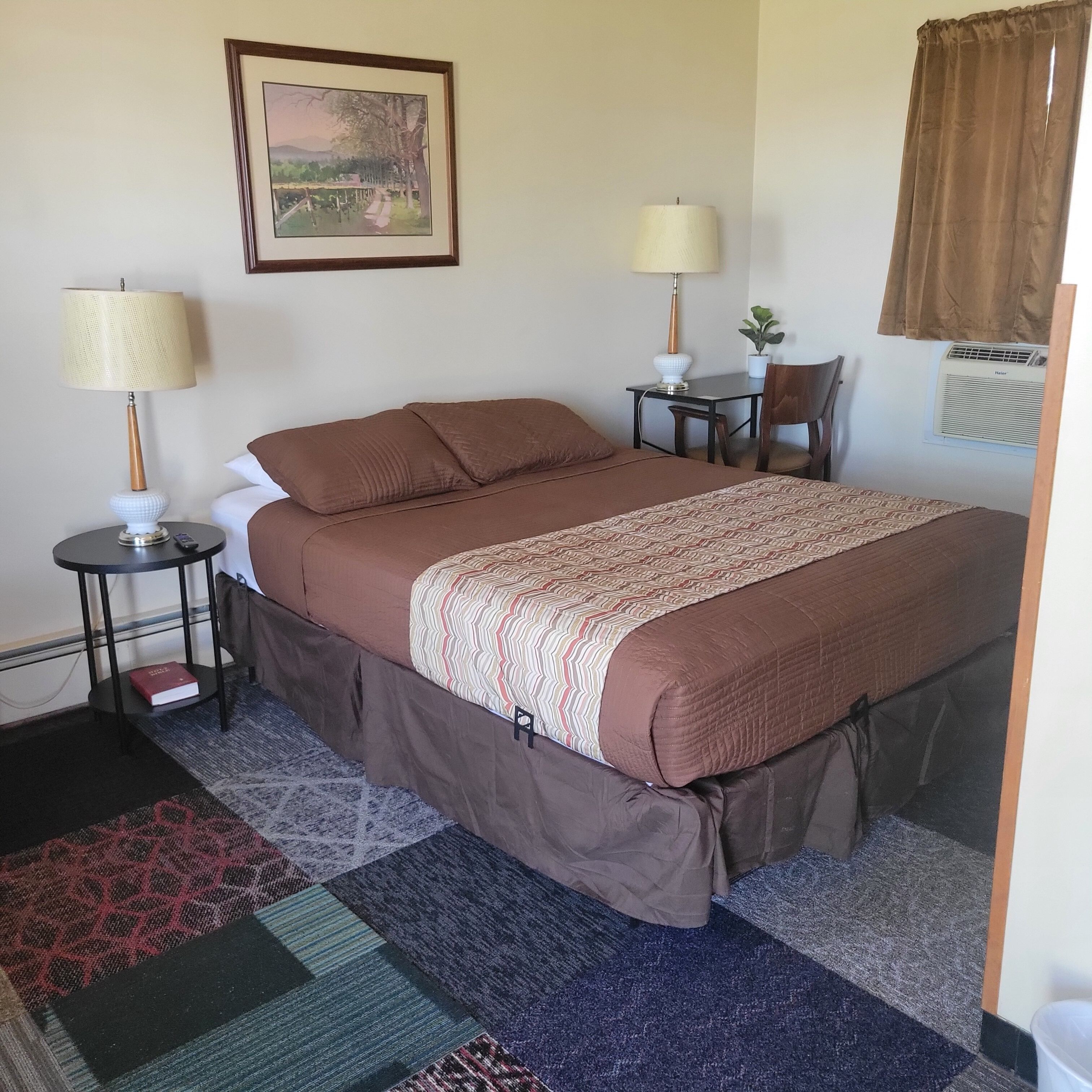 Individually furnished, desk, laptop workspace, free WiFi