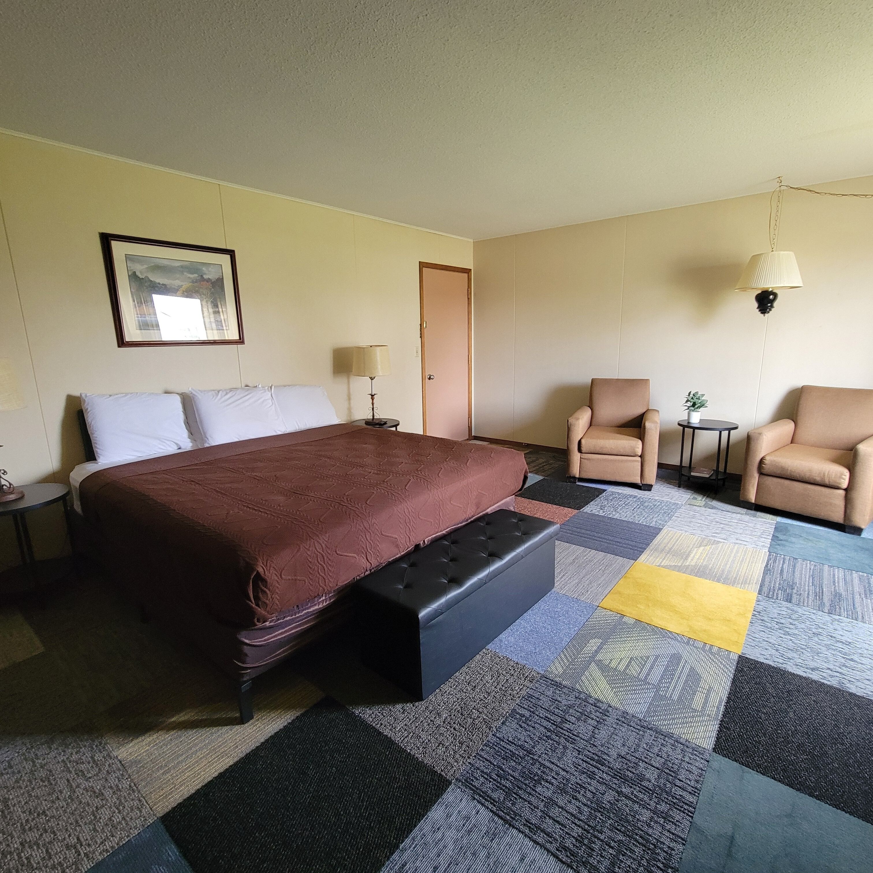 Individually furnished, desk, laptop workspace, free WiFi