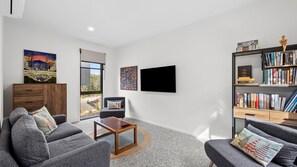 Smart TV, fireplace