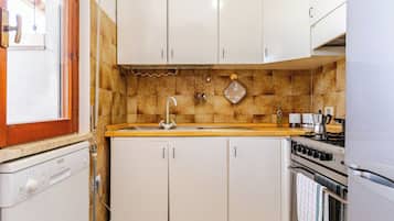 Fridge, oven, stovetop, dishwasher