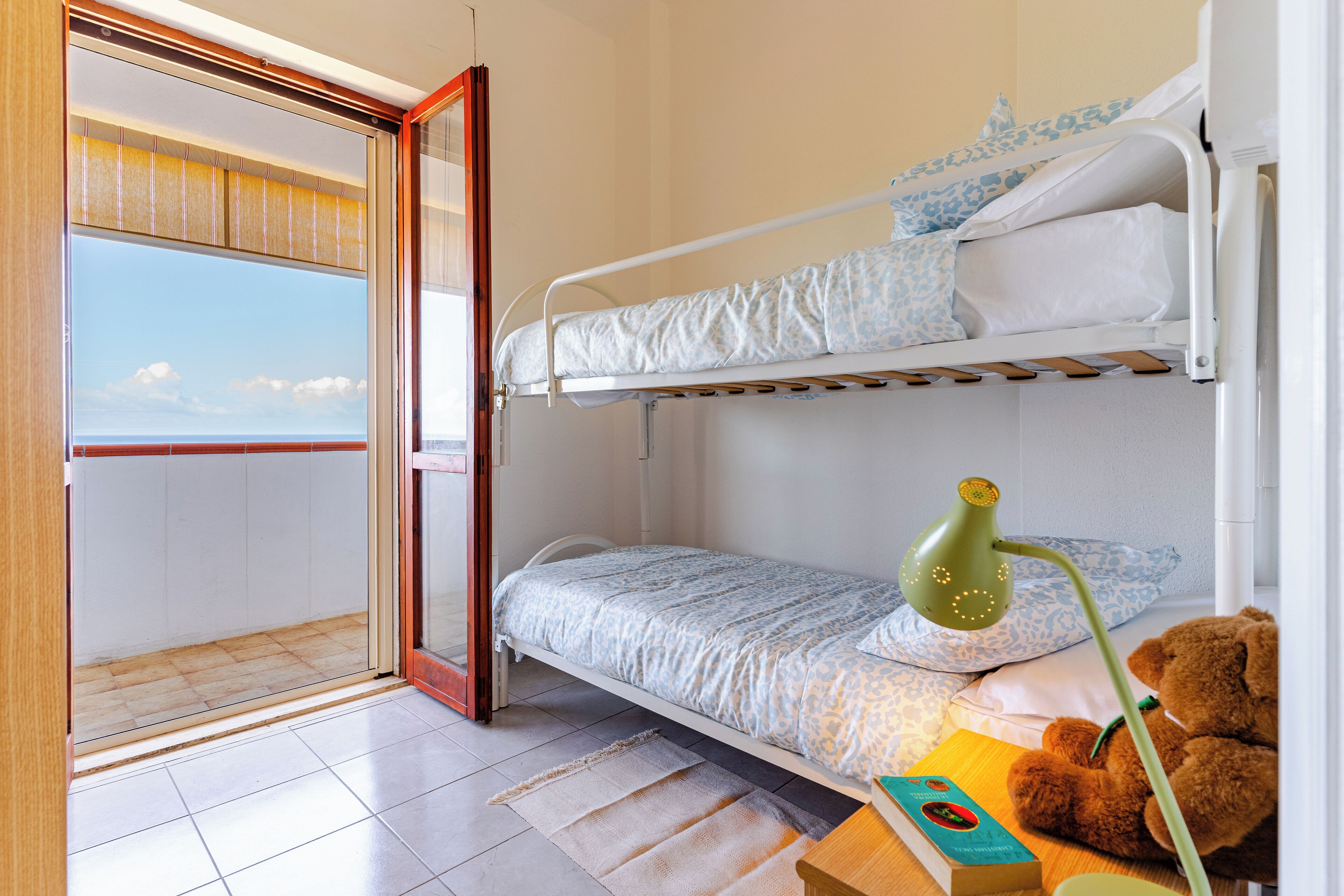 2 chambres, coffres-forts dans les chambres, fer et planche à repasser