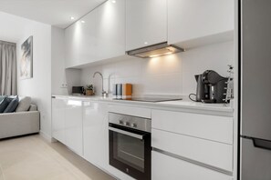 Køleskab, mikrobølgeovn, ovn, kogeplade