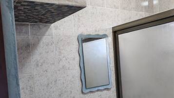Serviettes fournies, savon, papier toilette