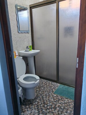 Toallas, jabón, papel de baño 