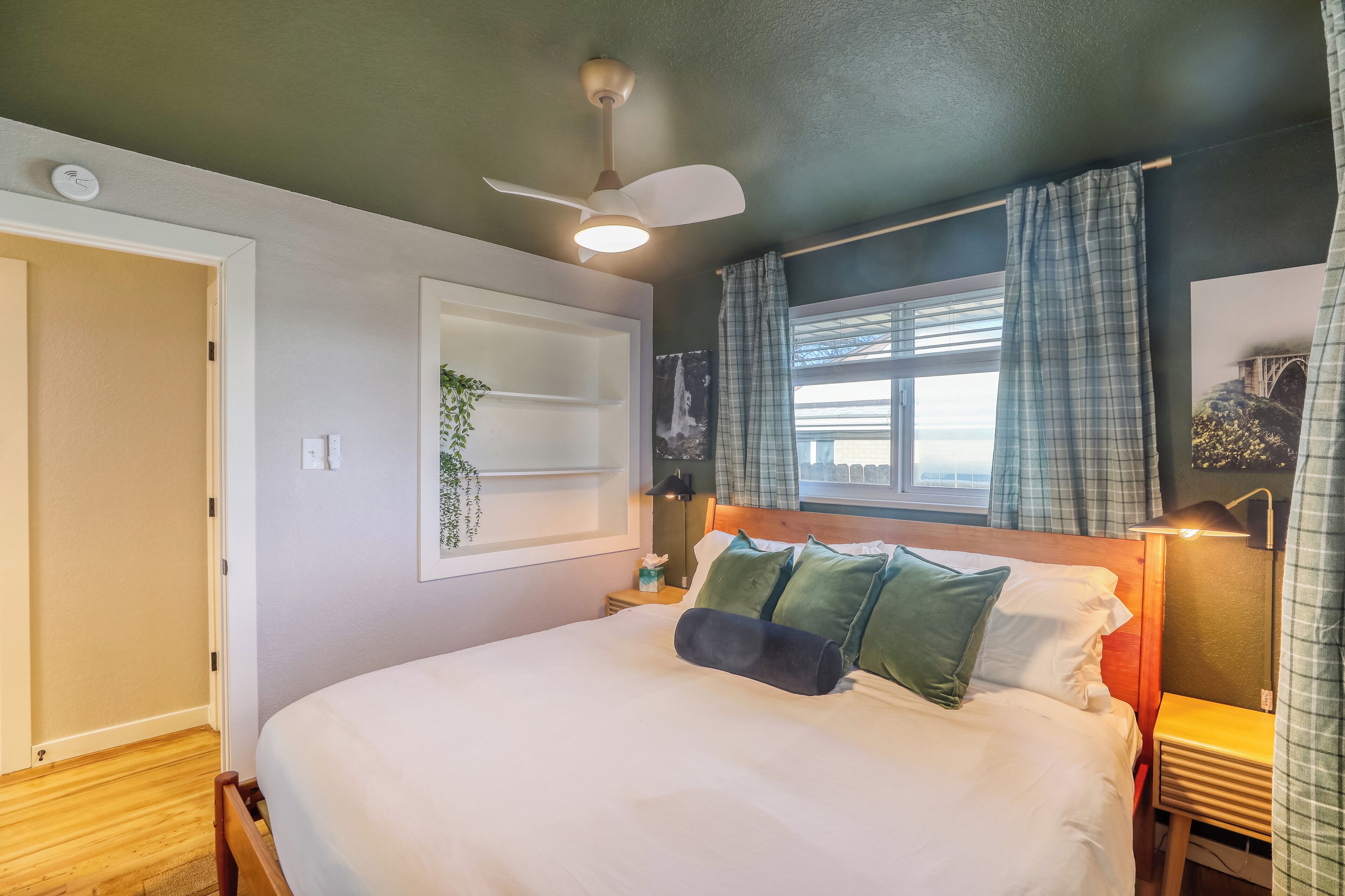 5 sovrum, värdeförvaringsskåp på rummet och skrivbord