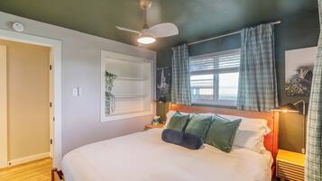 5 sovrum, värdeförvaringsskåp på rummet och skrivbord