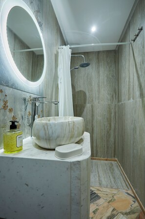 Dusche, Haartrockner, Bidet, Handtücher