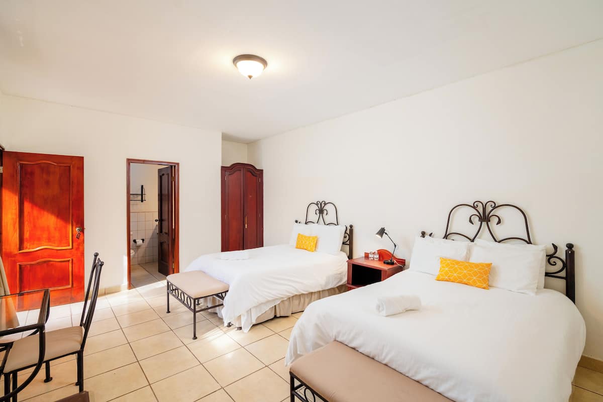 Comfort-Doppelzimmer, 2 Doppelbetten, Blick auf den Innenhof | Schreibtisch, kostenloses WLAN