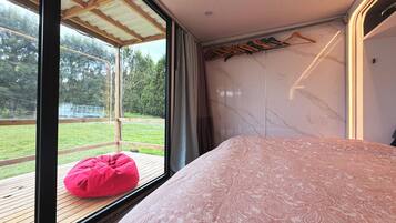 Comfort Studio, 1 Queen Bed, Garden Area | Blackout drapes, iron/ironing board, free WiFi