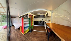 Suite estudio Confort, 1 cama de matrimonio con sofá cama, en la zona del jardín | Zona de estar