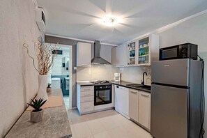 Kühlschrank, Mikrowelle, Ofen, Herdplatte