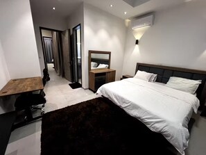 3 bedrooms, desk, iron/ironing board, free WiFi