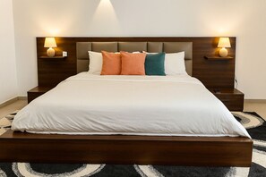 3 habitaciones, escritorio, tabla de planchar con plancha y wifi gratis