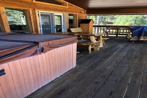 Outdoor dining - {Aspen Chalet} Hot Tub, Tesla Charger, Near Deadwood! (Lead)