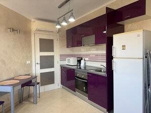 Jääkaappi, mikroaaltouuni, uuni, liesi