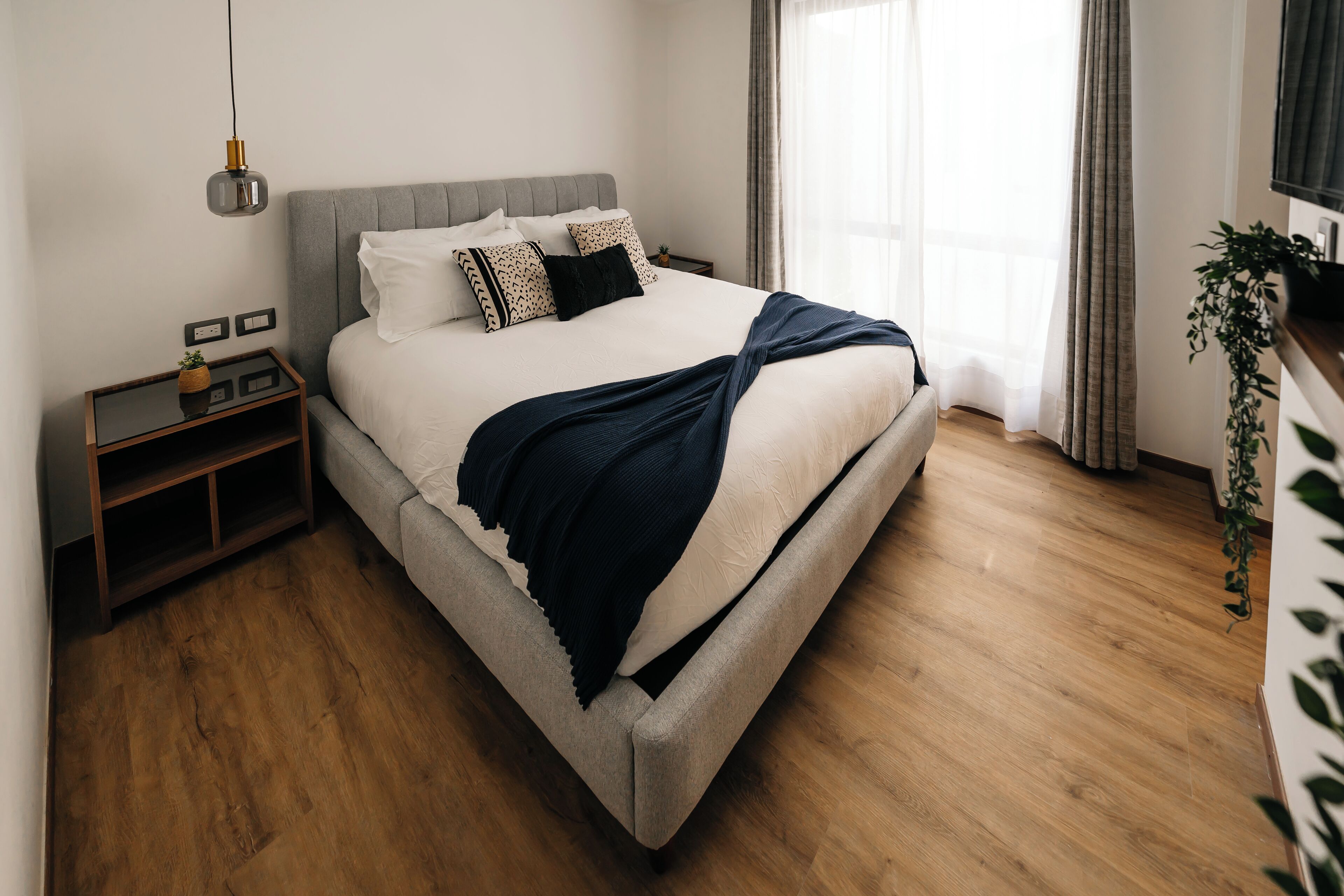 Een kluis op de kamer, een bureau, een laptopwerkplek