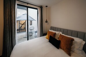 Basic Room, 1 Queen Bed, Pets allowed, Ground Floor | In-room safe, desk, laptop workspace, iron/ironing board