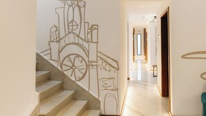 Un interior moderno con una escalera que conduce a un pasillo.