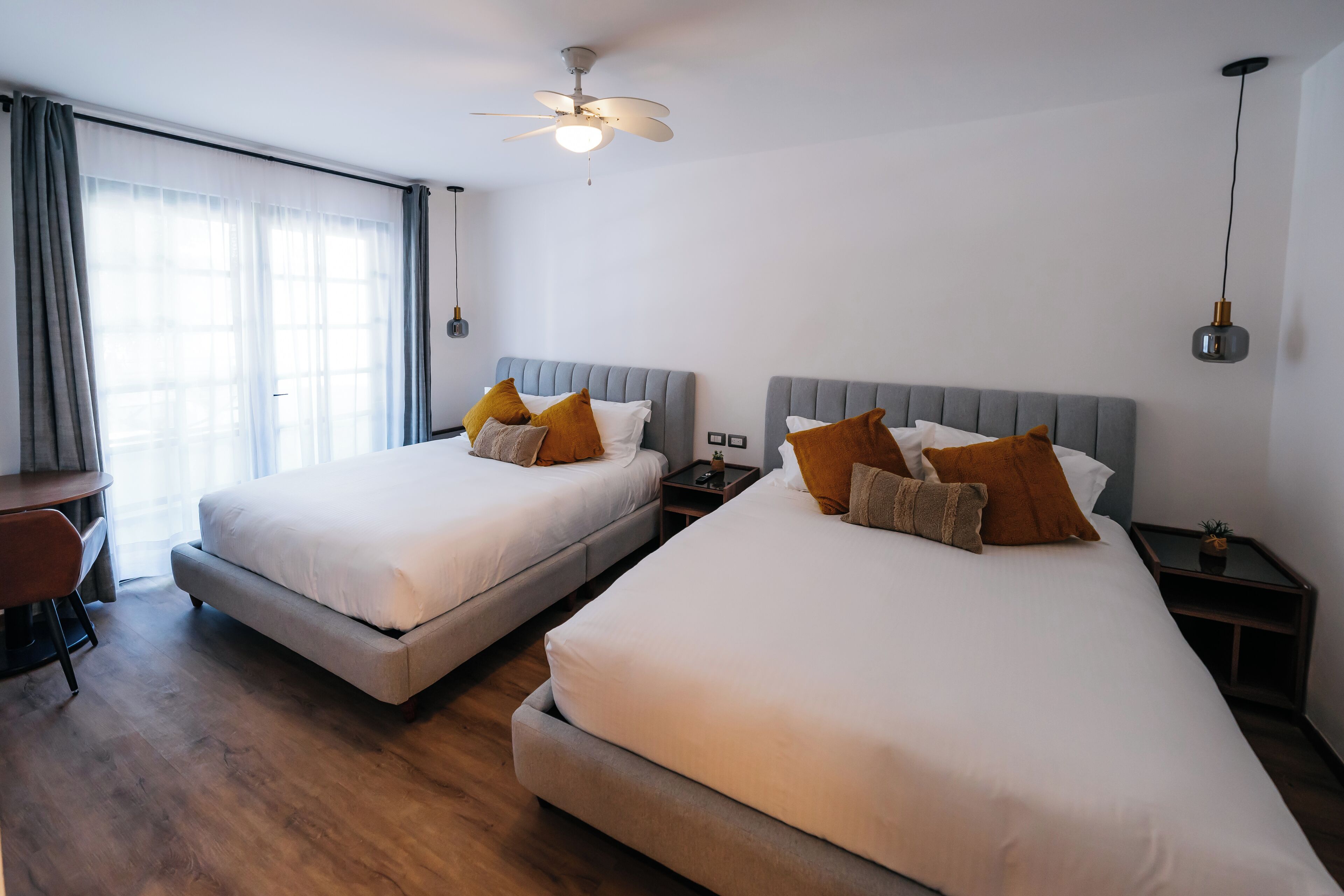 Een kluis op de kamer, een bureau, een laptopwerkplek