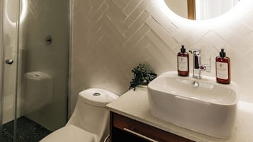Dusche, Haartrockner, Handtücher, Seife