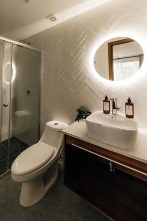 Dusche, Haartrockner, Handtücher, Seife