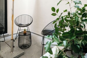 Basic-Zimmer, 1 Queen-Bett, Haltegriffe in der Dusche, Terrasse | Terrasse/Patio