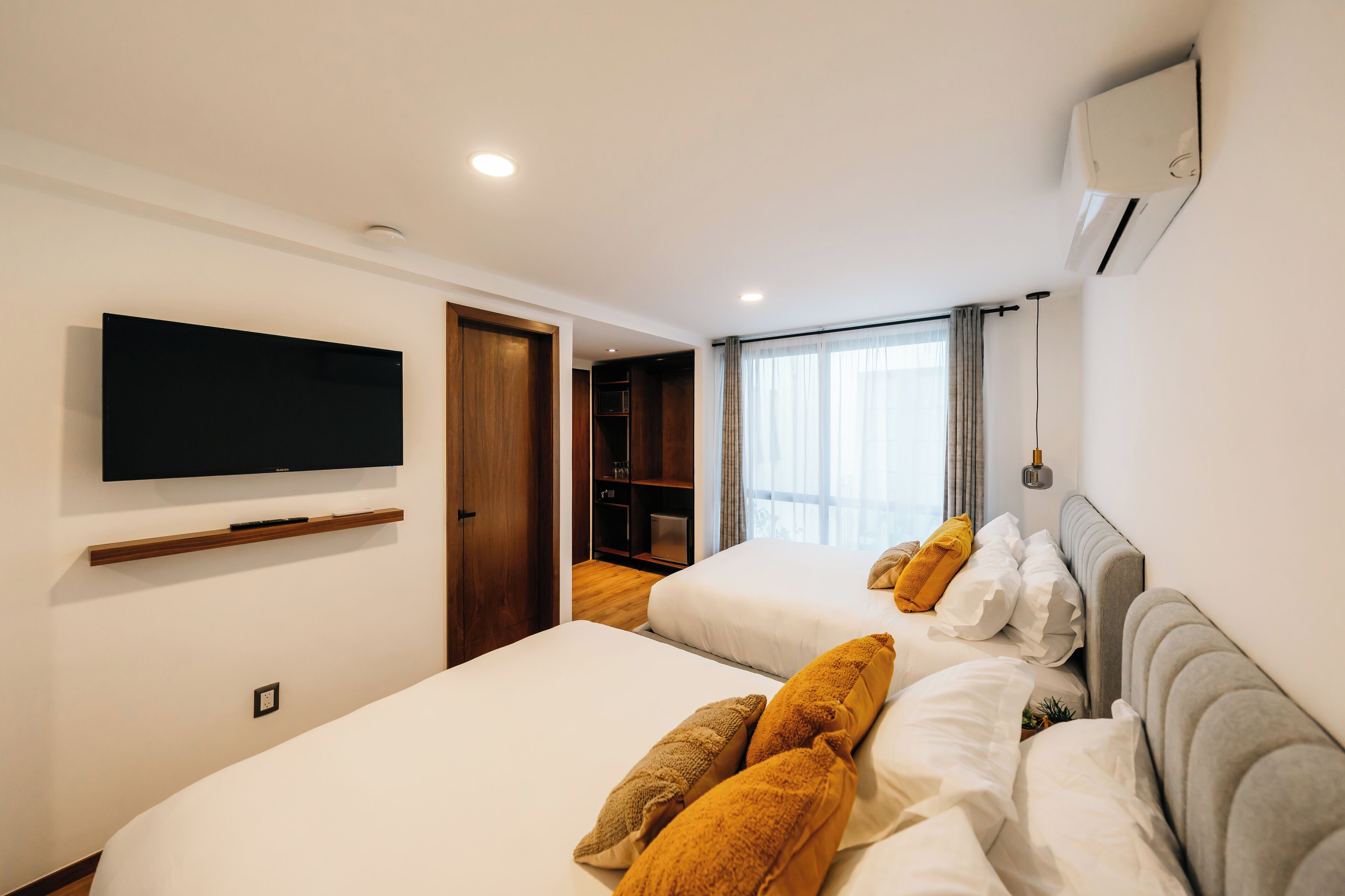 Een kluis op de kamer, een bureau, een laptopwerkplek