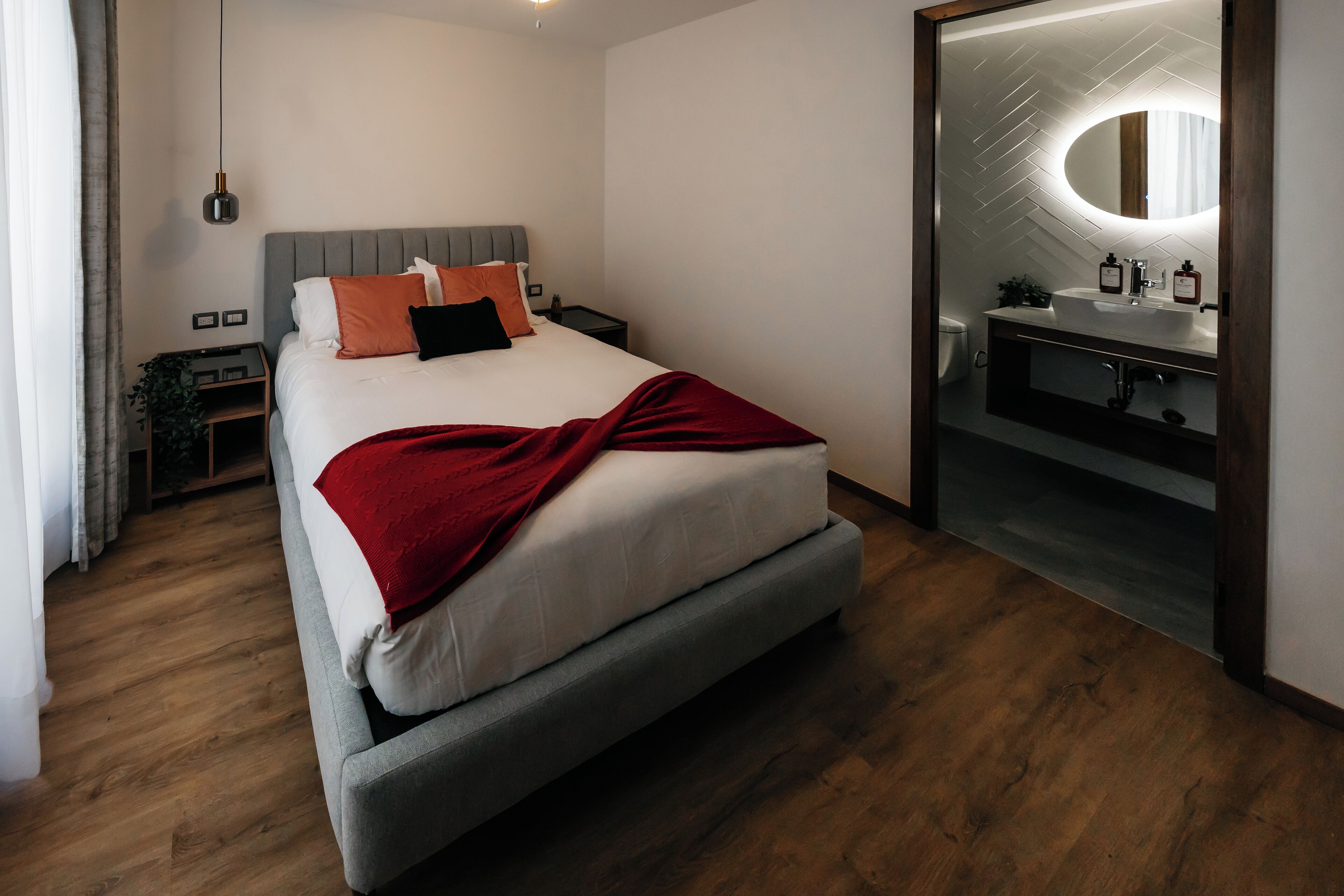 Een kluis op de kamer, een bureau, een laptopwerkplek