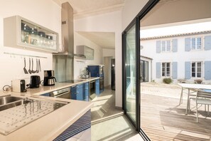 Kühlschrank, Ofen, Geschirrspüler, Kochgeschirr/Geschirr/Besteck