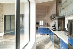 Kühlschrank, Ofen, Geschirrspüler, Kochgeschirr/Geschirr/Besteck