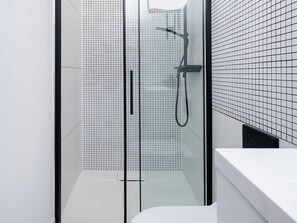Douche, articles de toilette gratuits, sèche-cheveux