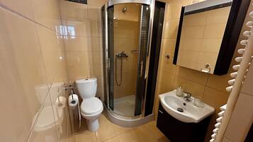 Een douche, een haardroger, handdoeken