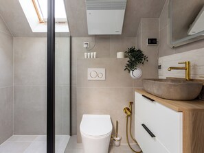 Een douche, een haardroger, handdoeken, zeep