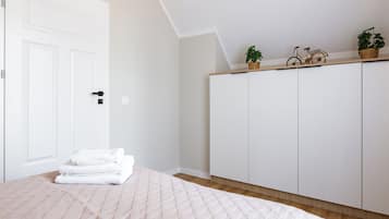 3 bedrooms, iron/ironing board, WiFi, bed sheets