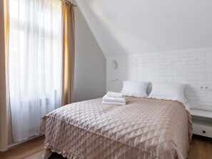 3 bedrooms, iron/ironing board, WiFi, bed sheets