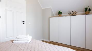 3 bedrooms, iron/ironing board, WiFi, bed sheets