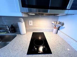 Réfrigérateur, micro-ondes, plaque de cuisson, cafetière/bouilloire