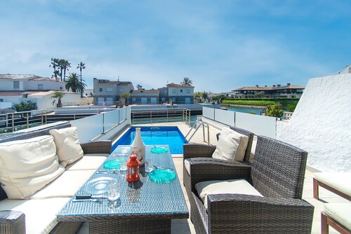 WELCS CASA 242 EMP con piscina y vista al canal