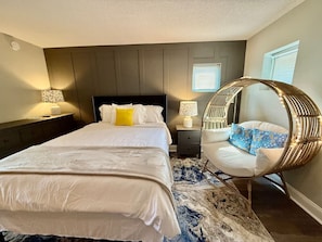 2 bedrooms, desk, WiFi, bed sheets