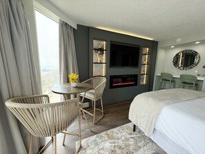 2 bedrooms, desk, WiFi, bed sheets