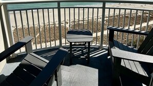 En balkon med udsigt over stranden og havet.