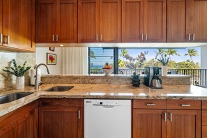 Kylskåp, mikrovågsugn, ugn och spishäll